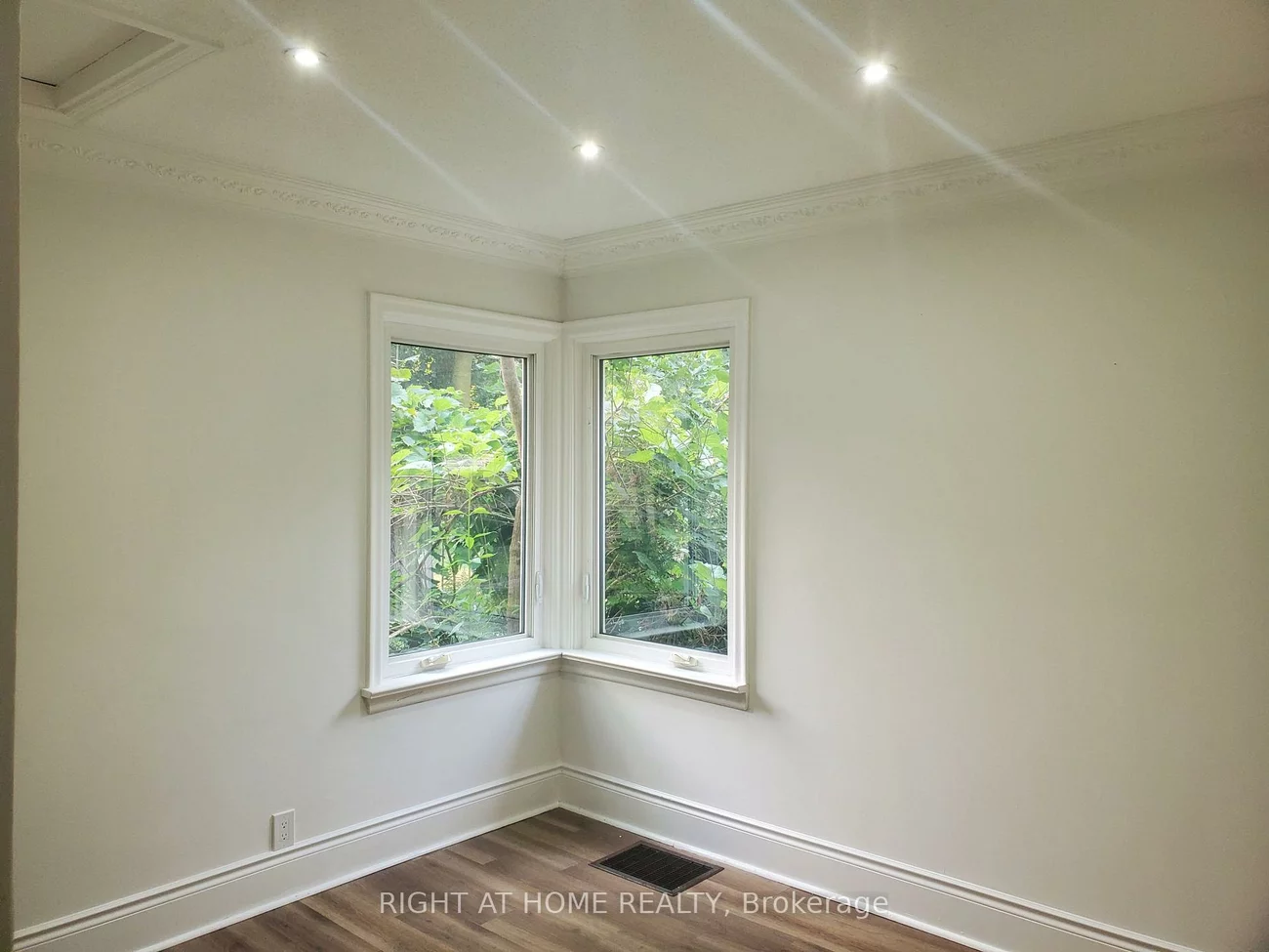 56, Don Mor, Central Newmarket, Newmarket