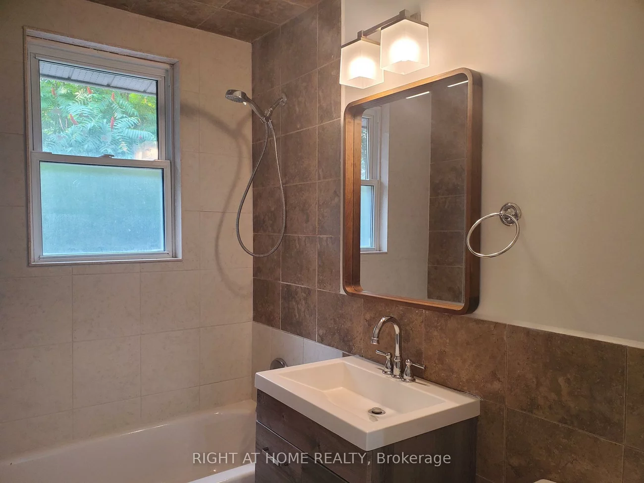 56, Don Mor, Central Newmarket, Newmarket