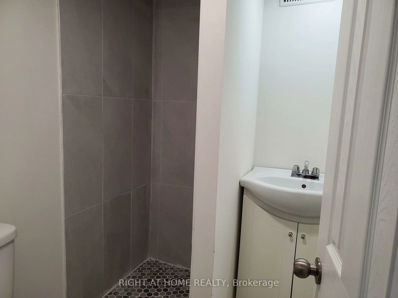 56, Don Mor, Central Newmarket, Newmarket