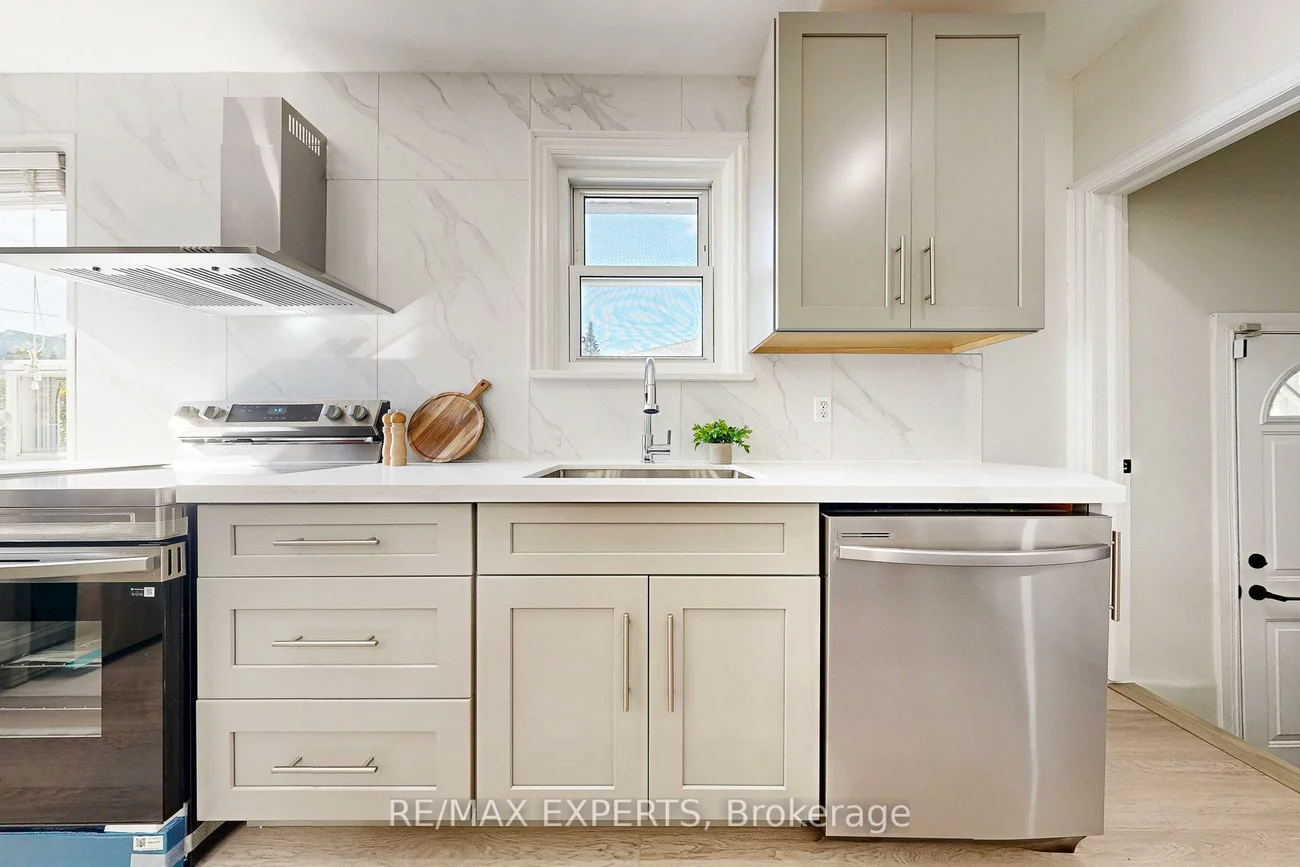 261, Helmer, Central Newmarket, Newmarket