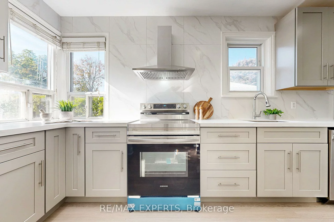 261, Helmer, Central Newmarket, Newmarket