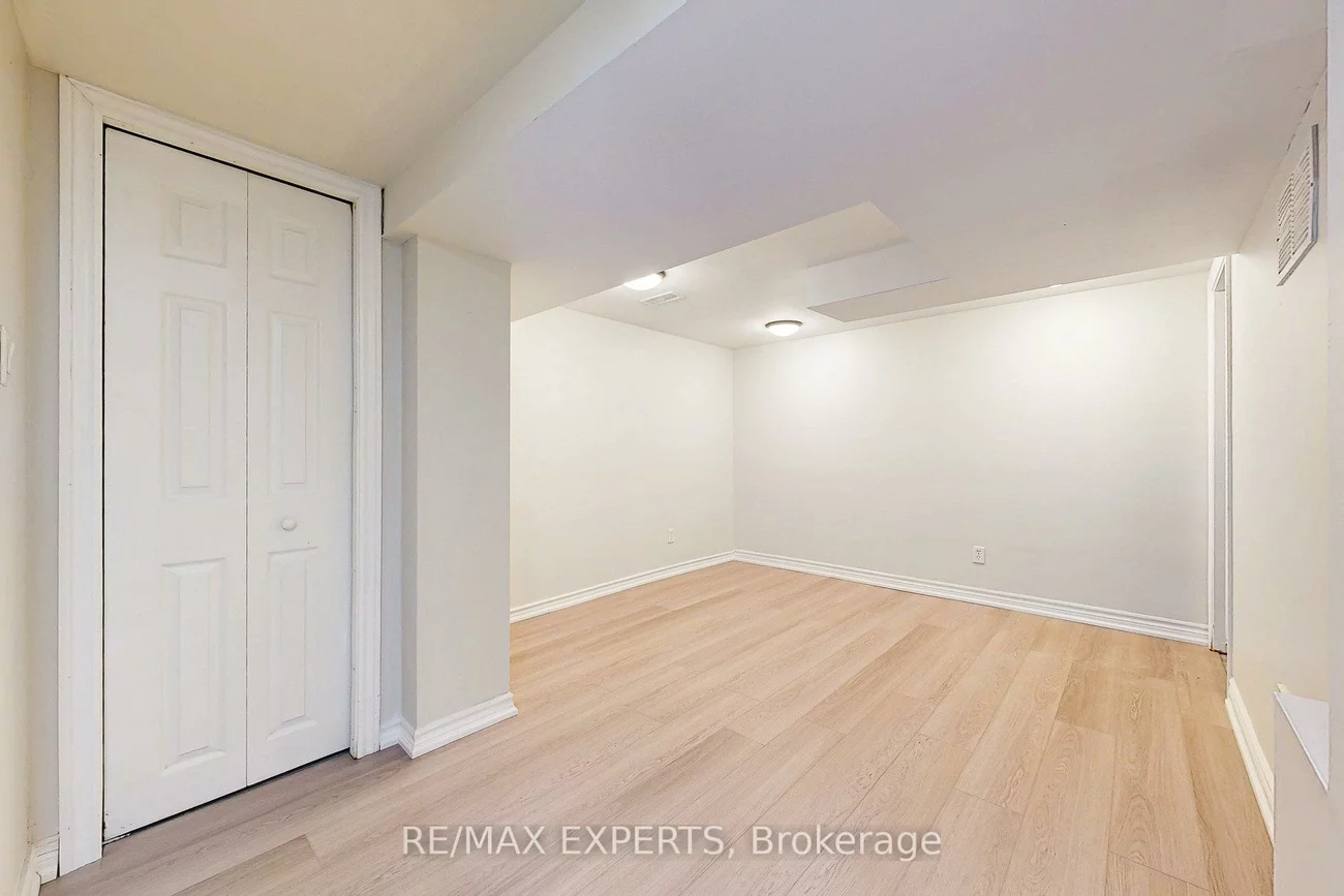 261, Helmer, Central Newmarket, Newmarket