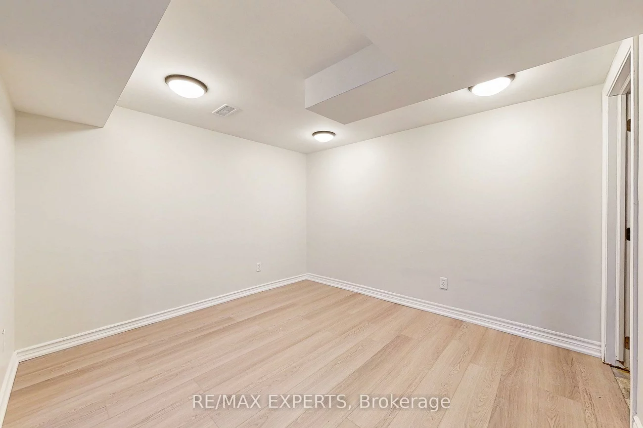 261, Helmer, Central Newmarket, Newmarket