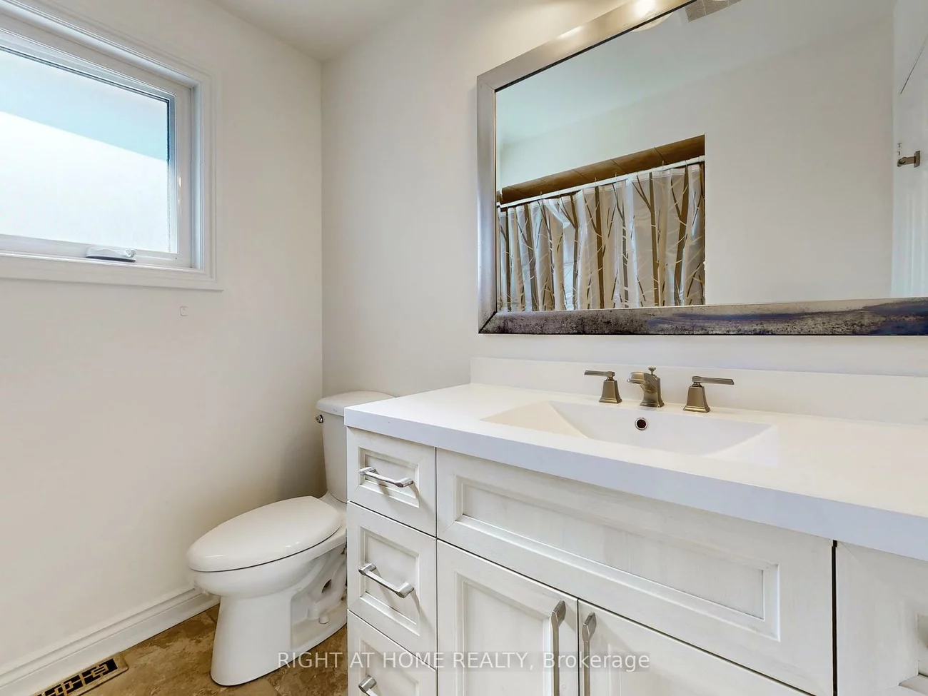 828, Leslie Valley, Huron Heights-Leslie Valley, Newmarket