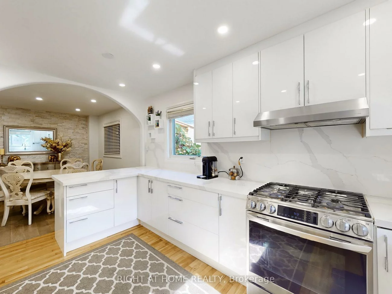 828, Leslie Valley, Huron Heights-Leslie Valley, Newmarket