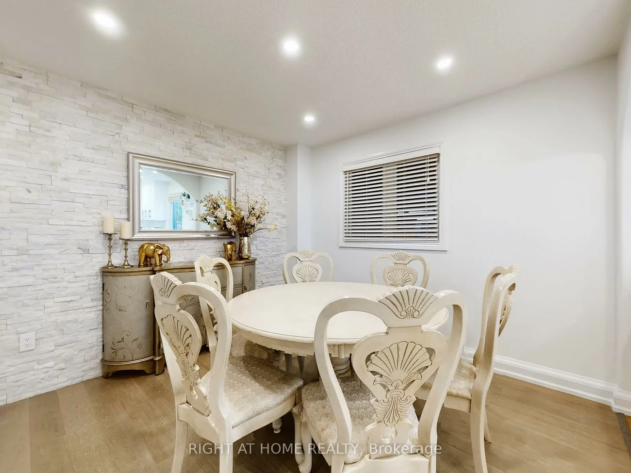 828, Leslie Valley, Huron Heights-Leslie Valley, Newmarket