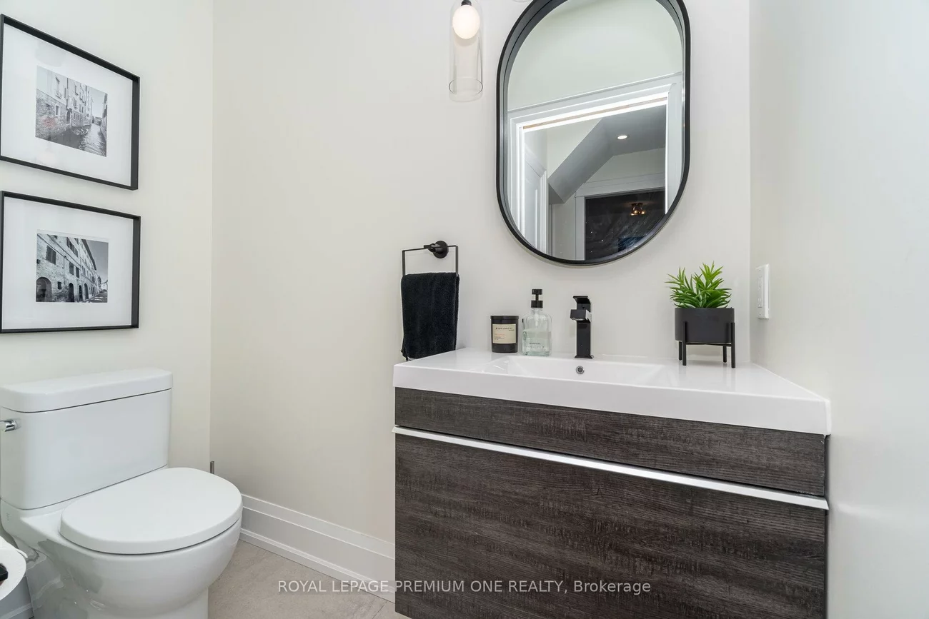 301, Court, Gorham-College Manor, Newmarket
