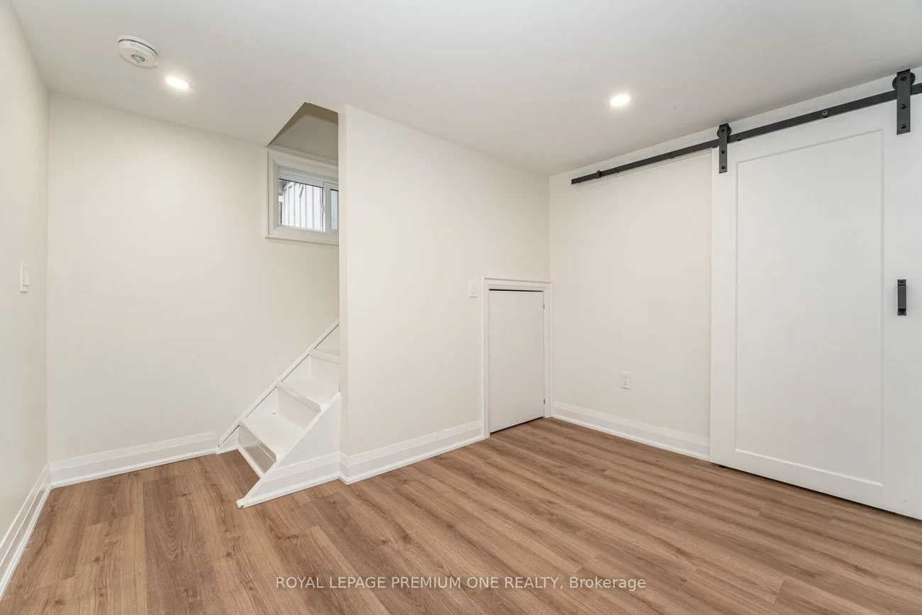 301, Court, Gorham-College Manor, Newmarket