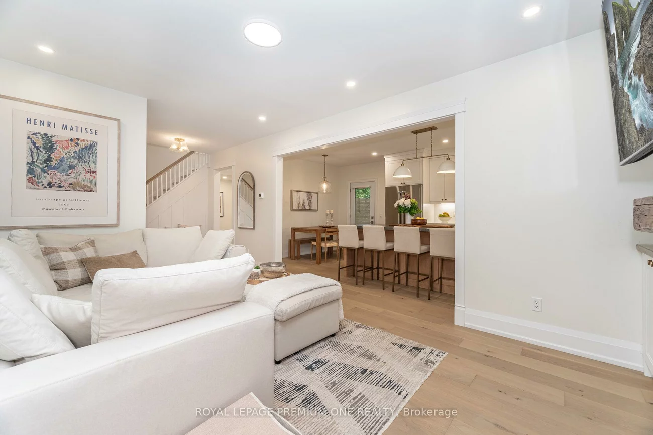 301, Court, Gorham-College Manor, Newmarket