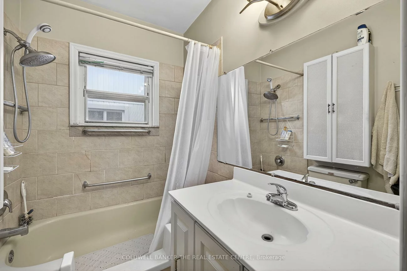 275, Maple, Gorham-College Manor, Newmarket