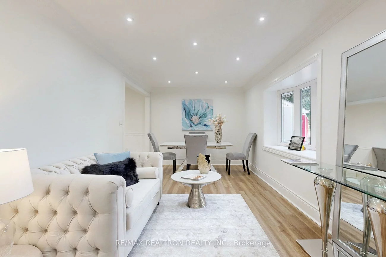 56, Don Mor, Central Newmarket, Newmarket