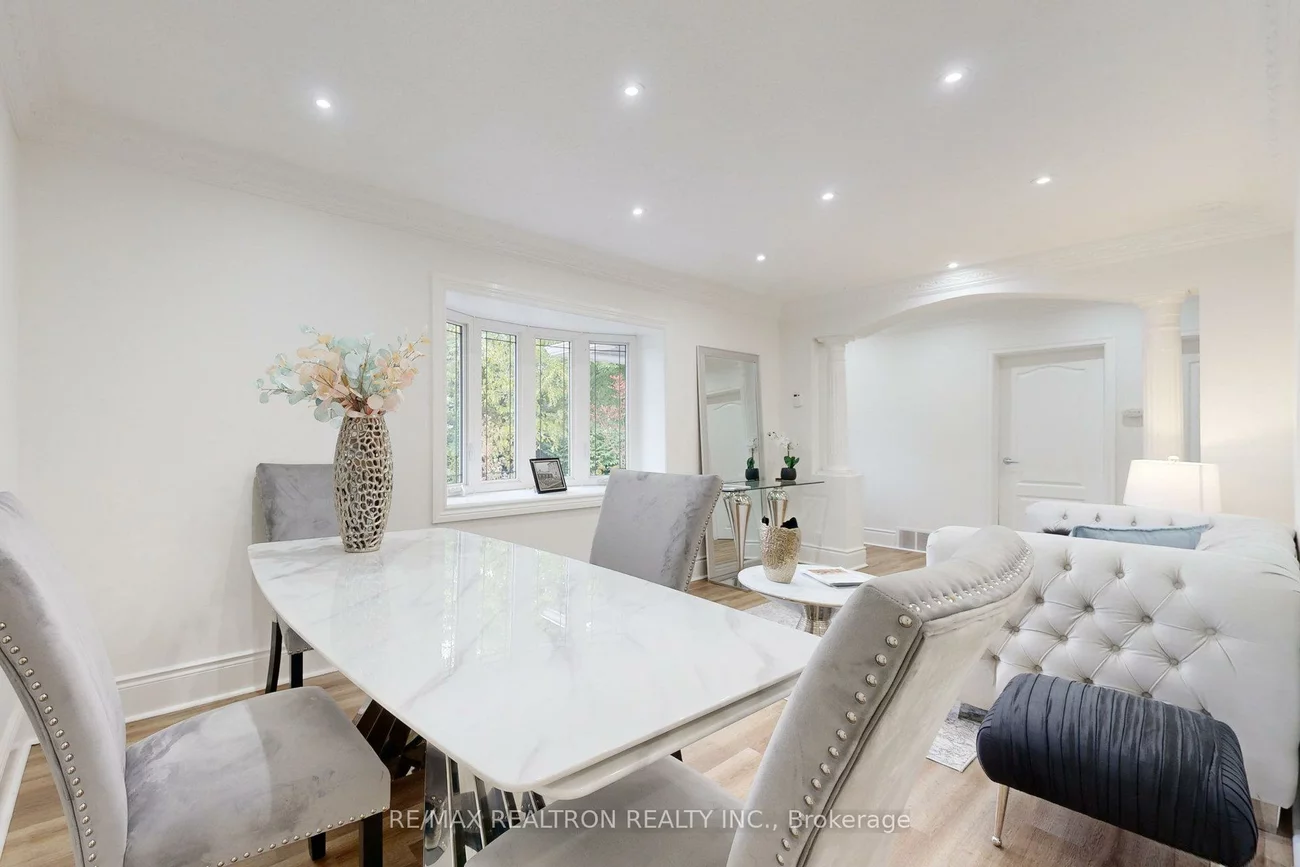 56, Don Mor, Central Newmarket, Newmarket