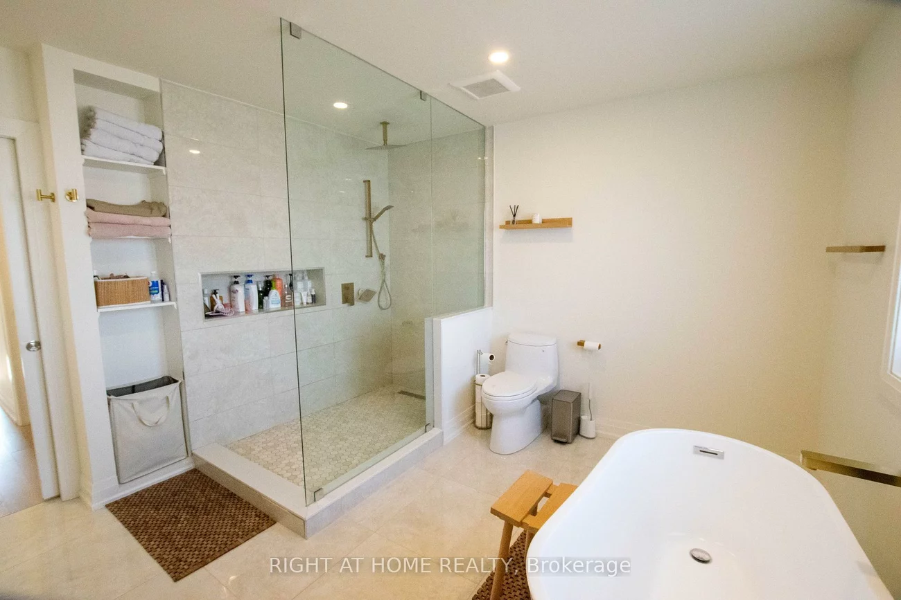 832, Leslie Valley, Huron Heights-Leslie Valley, Newmarket