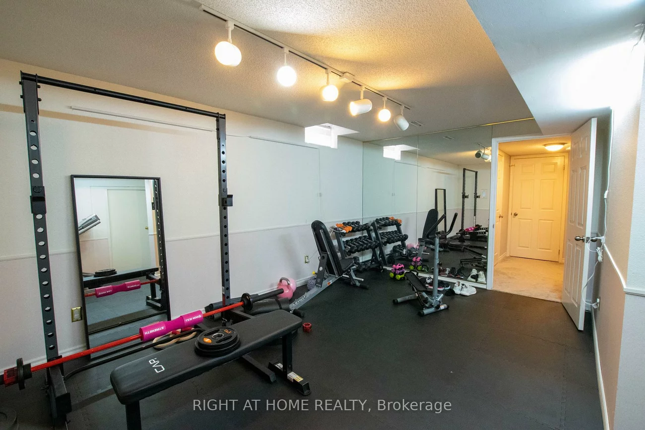 832, Leslie Valley, Huron Heights-Leslie Valley, Newmarket