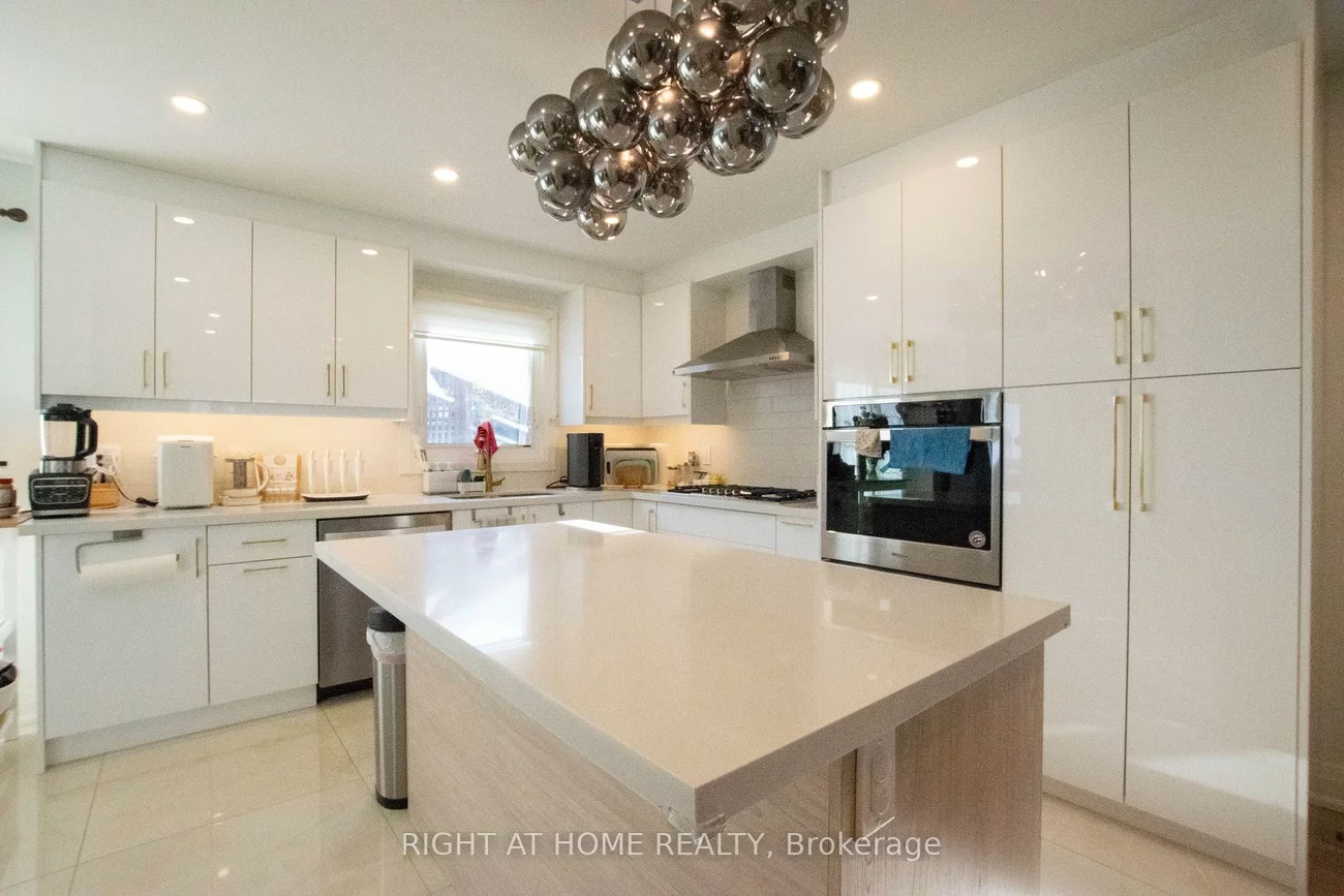 832, Leslie Valley, Huron Heights-Leslie Valley, Newmarket