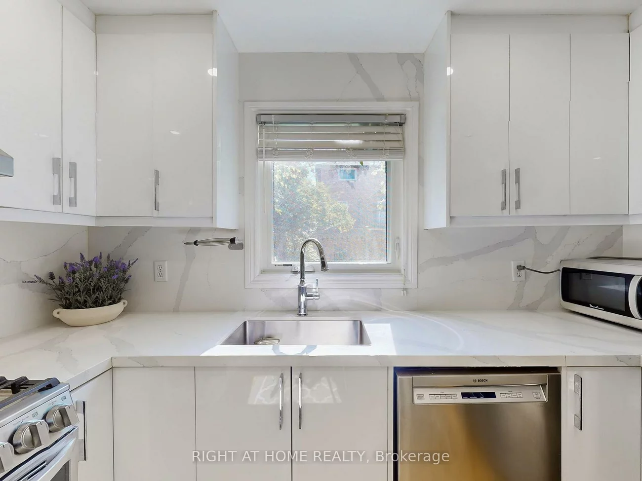 828, Leslie Valley, Huron Heights-Leslie Valley, Newmarket