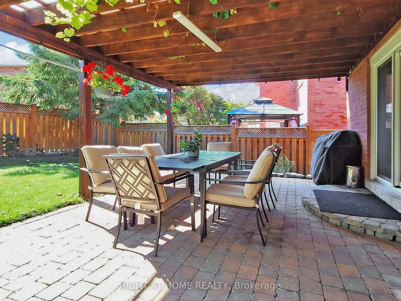 828, Leslie Valley, Huron Heights-Leslie Valley, Newmarket