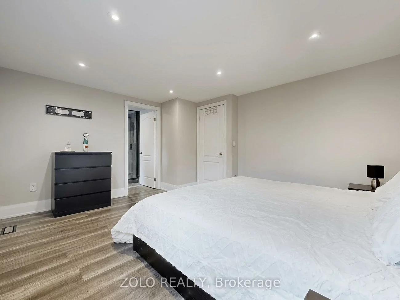 226, Thoms, Central Newmarket, Newmarket