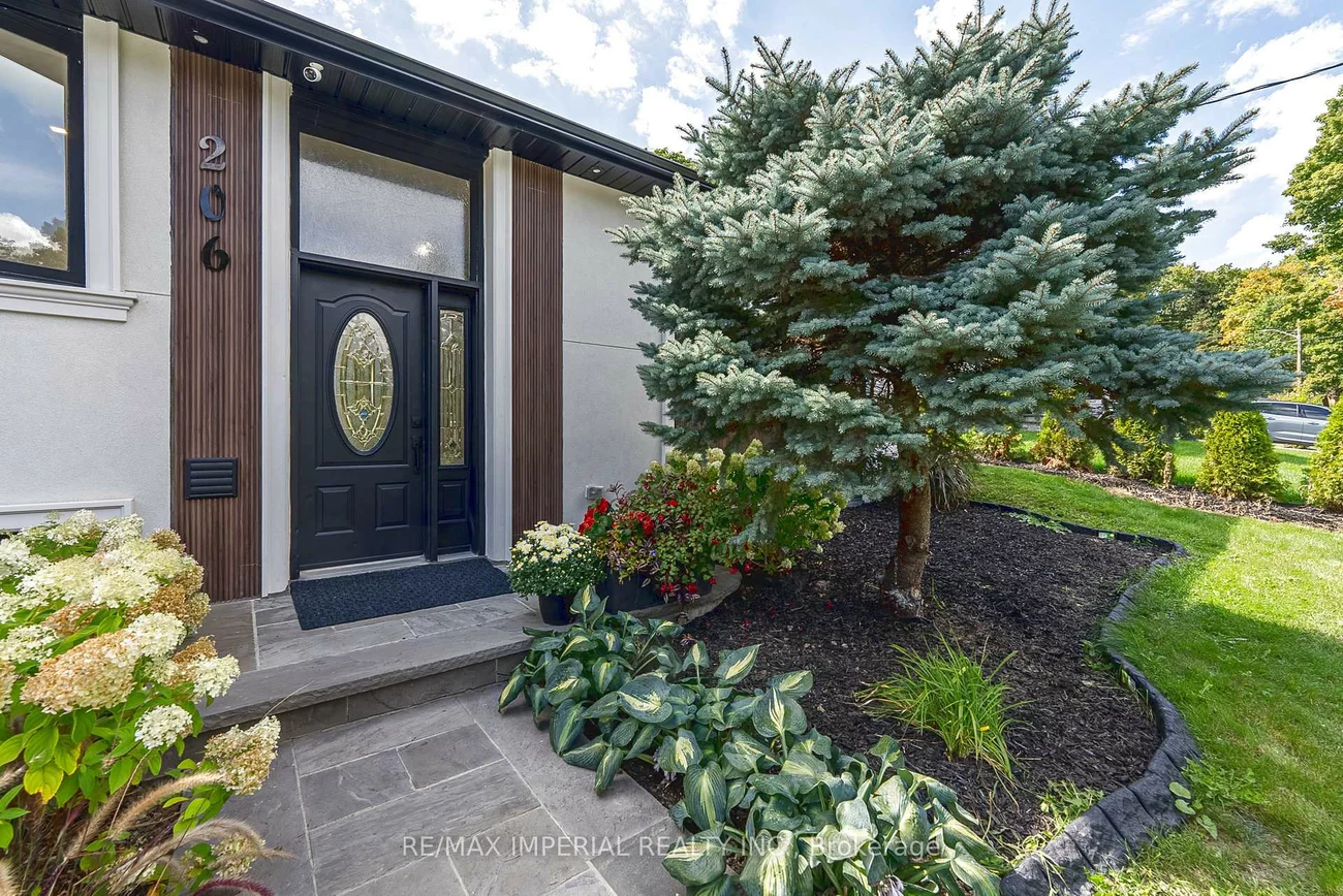 206, Richard, Central Newmarket, Newmarket