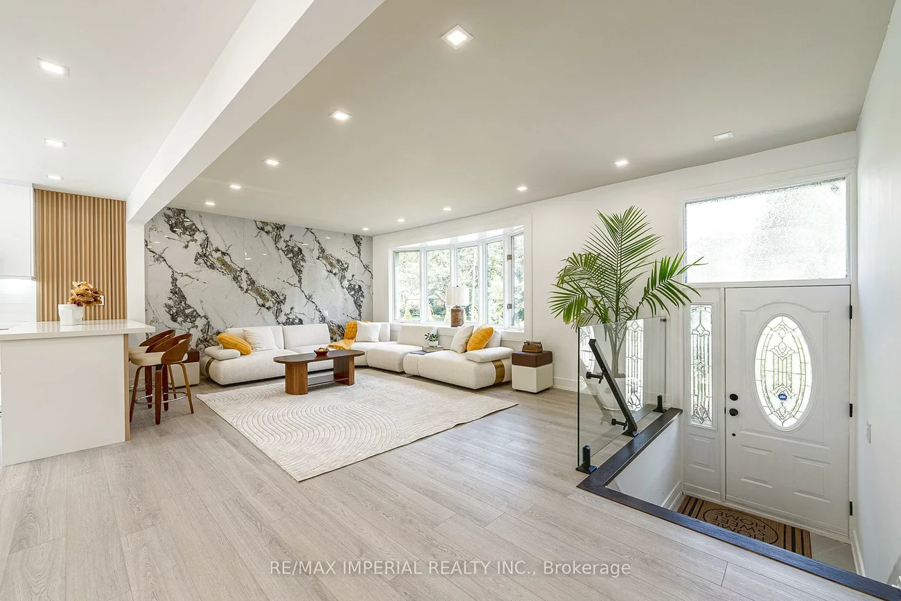 206, Richard, Central Newmarket, Newmarket