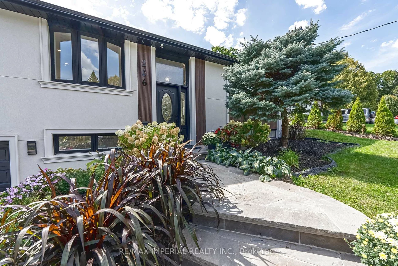 206, Richard, Central Newmarket, Newmarket