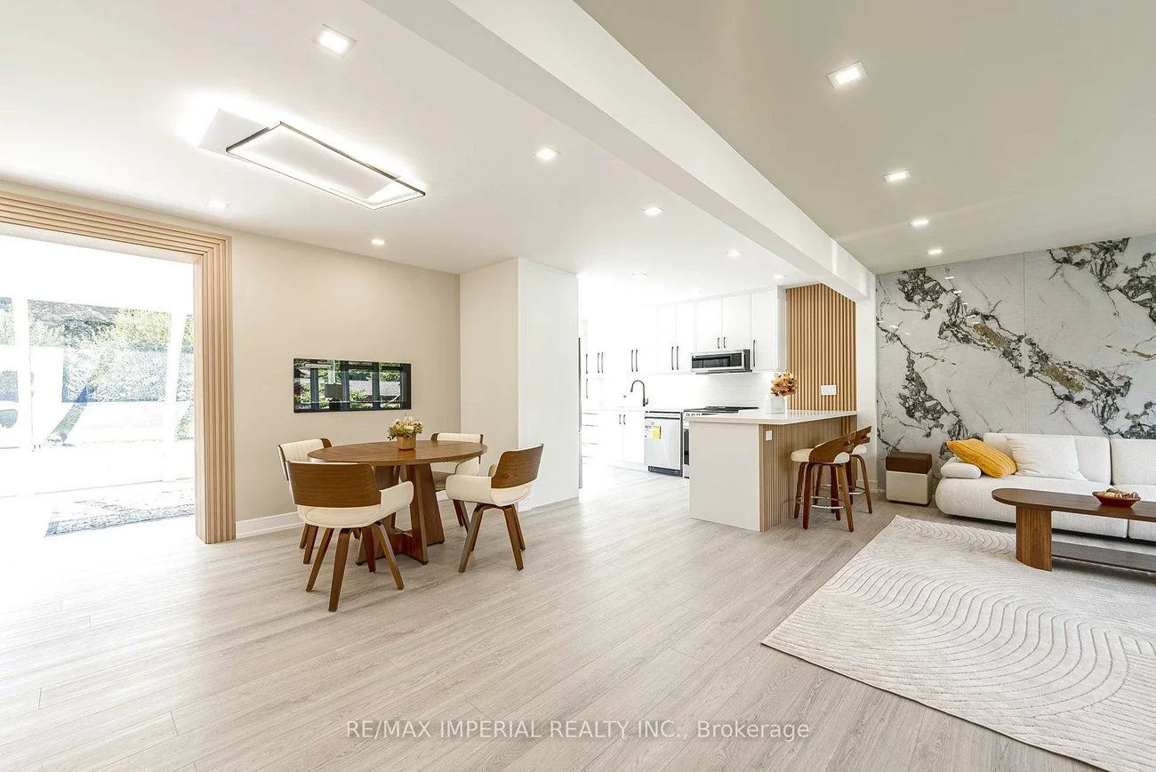 206, Richard, Central Newmarket, Newmarket