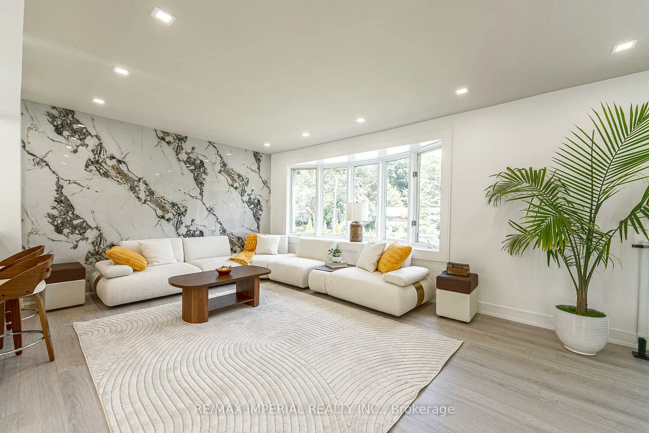 206, Richard, Central Newmarket, Newmarket