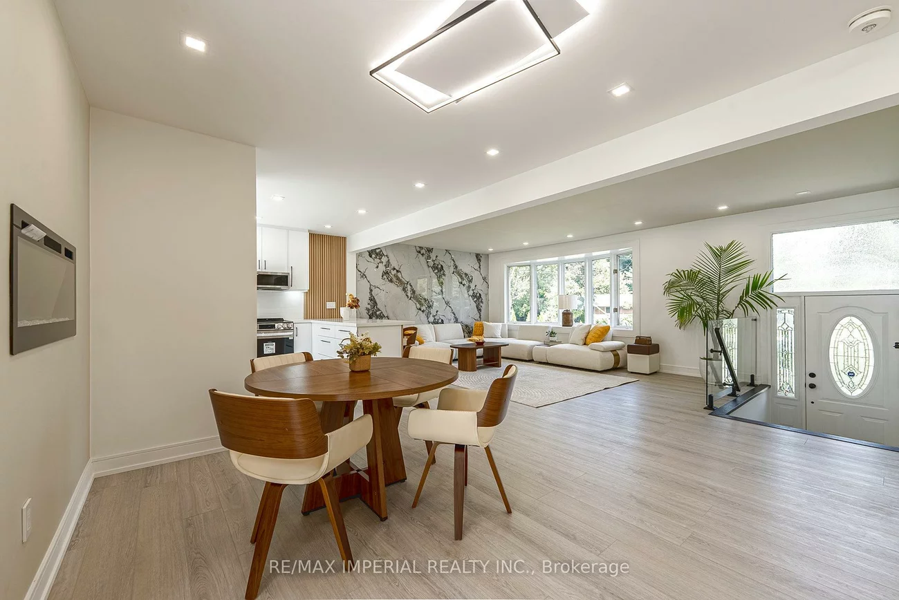 206, Richard, Central Newmarket, Newmarket