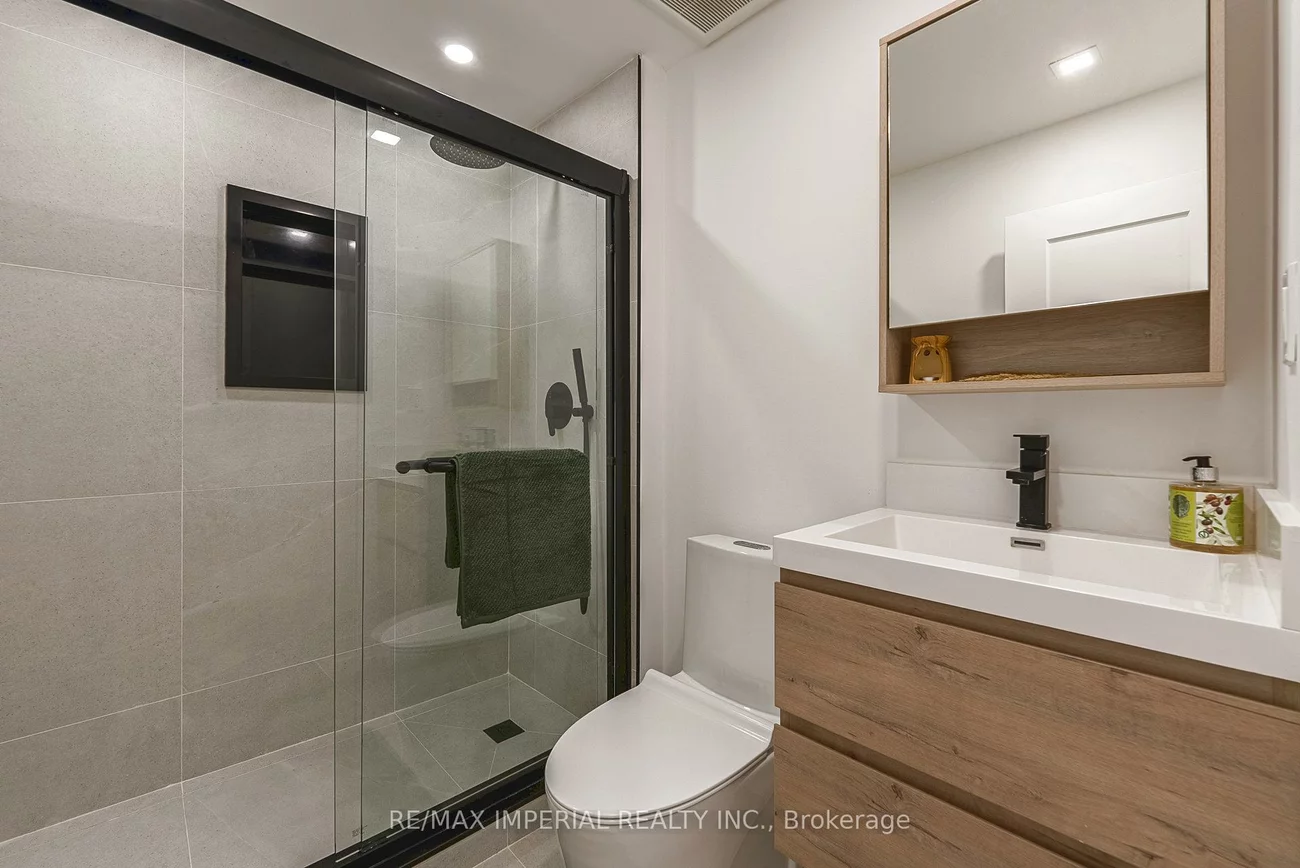 206, Richard, Central Newmarket, Newmarket