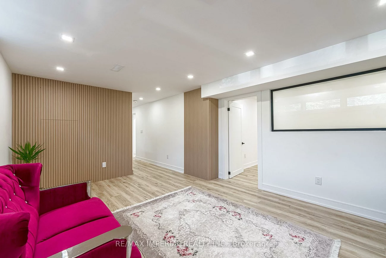 206, Richard, Central Newmarket, Newmarket