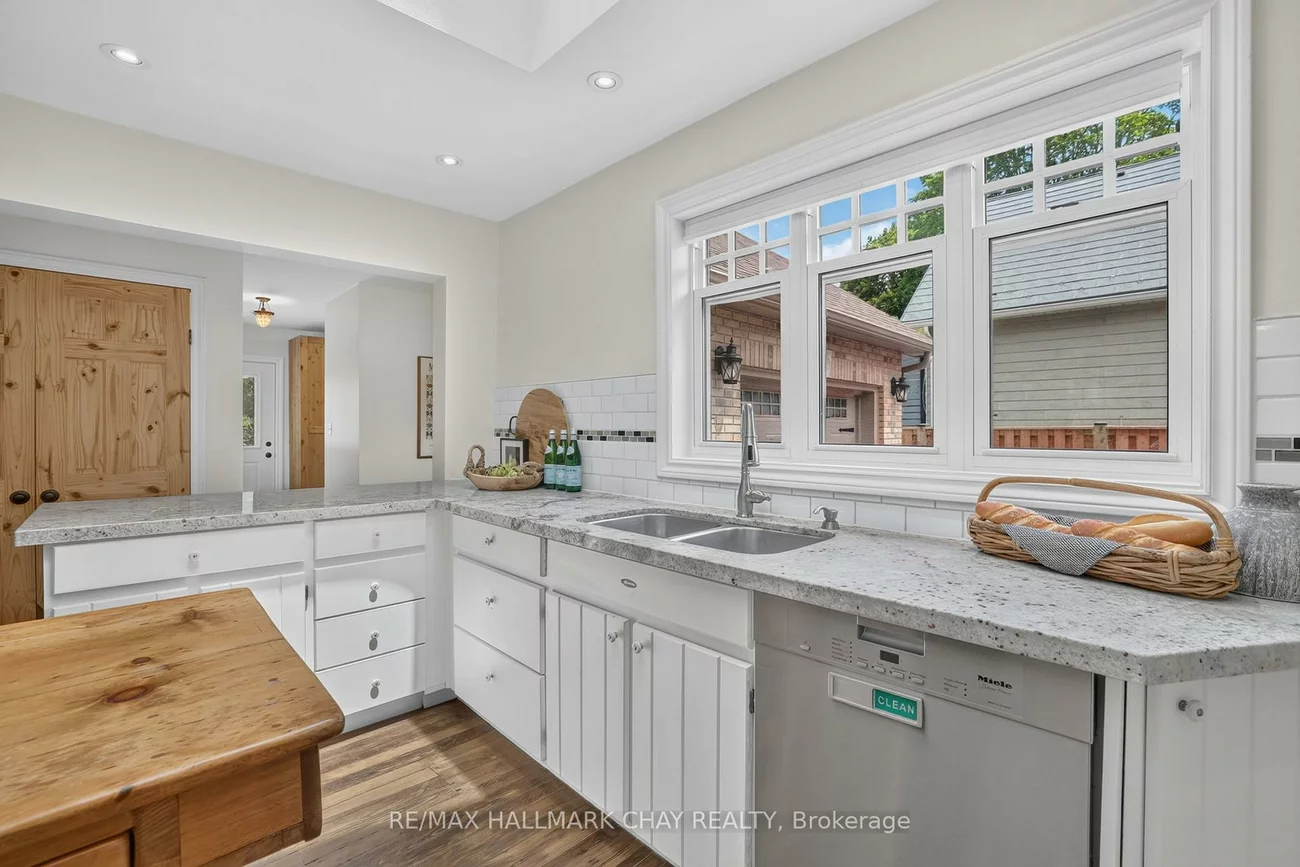 613, Queen, Central Newmarket, Newmarket
