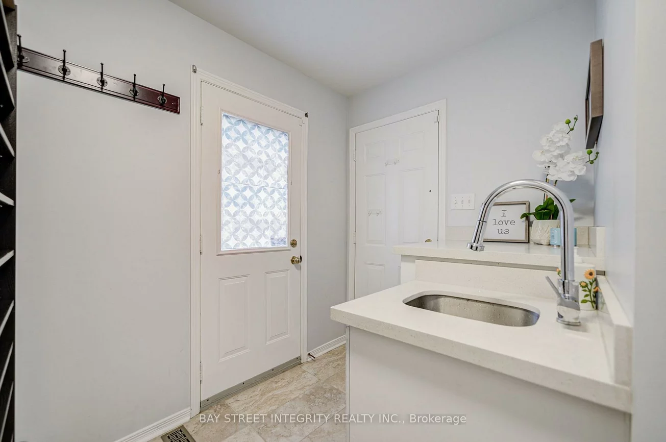 753, College Manor, Gorham-College Manor, Newmarket