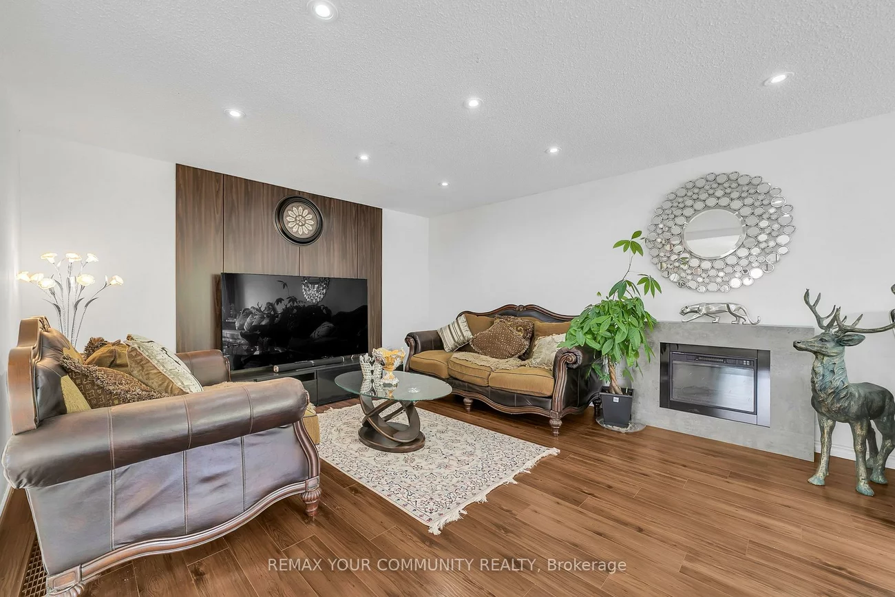 210, Currey, Central Newmarket, Newmarket