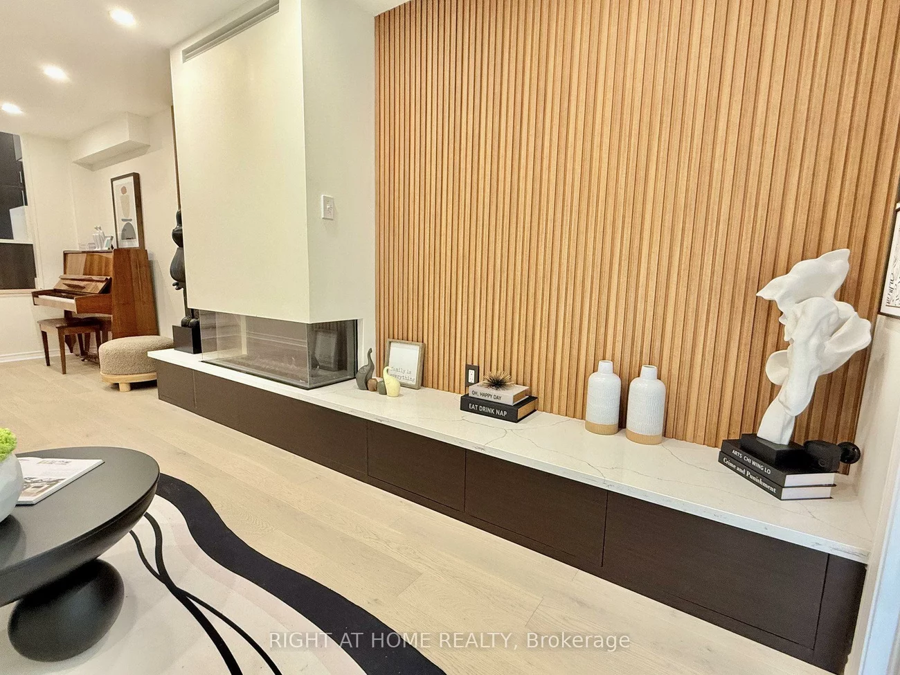 315, Roywood, Central Newmarket, Newmarket