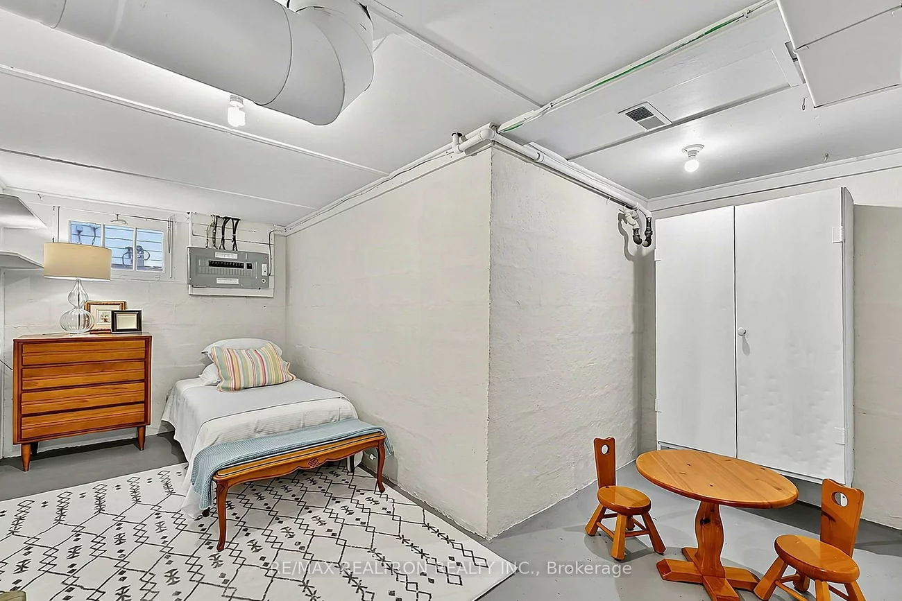 250, Helmer, Central Newmarket, Newmarket