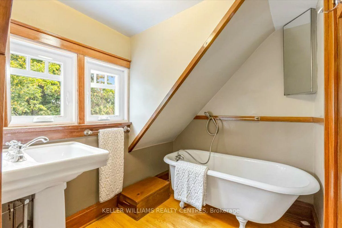 431, Eagle, Central Newmarket, Newmarket