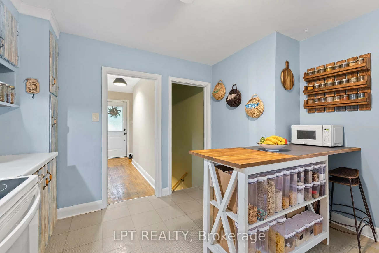 98, Don Mor, Central Newmarket, Newmarket