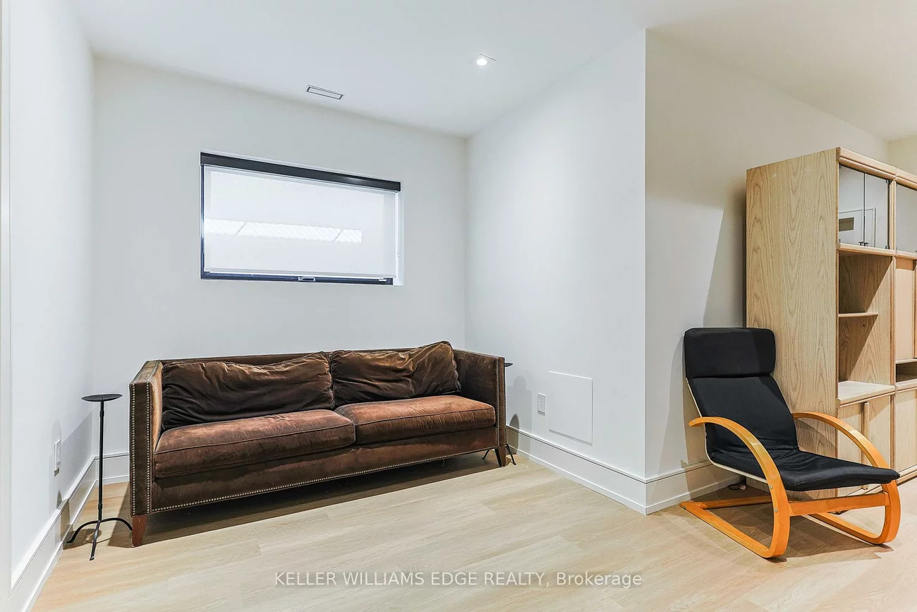 396, Salisbury, 1020 - WO West, Oakville