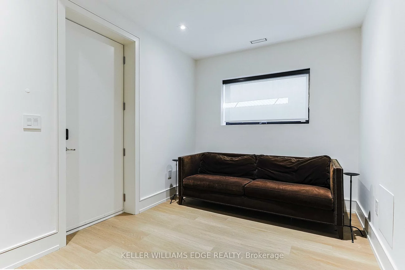 396, Salisbury, 1020 - WO West, Oakville