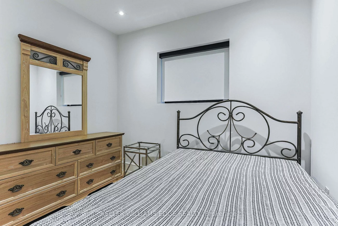 396, Salisbury, 1020 - WO West, Oakville
