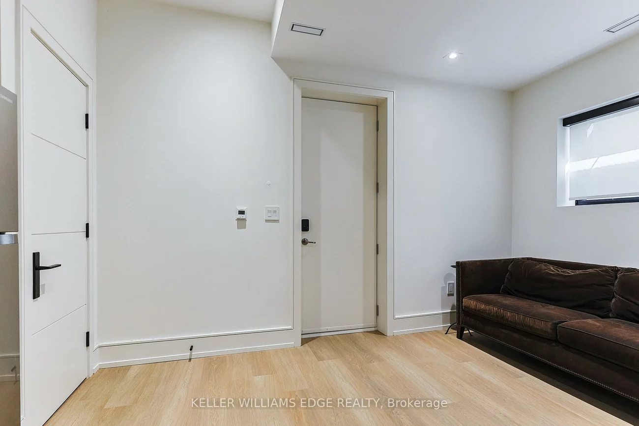 396, Salisbury, 1020 - WO West, Oakville
