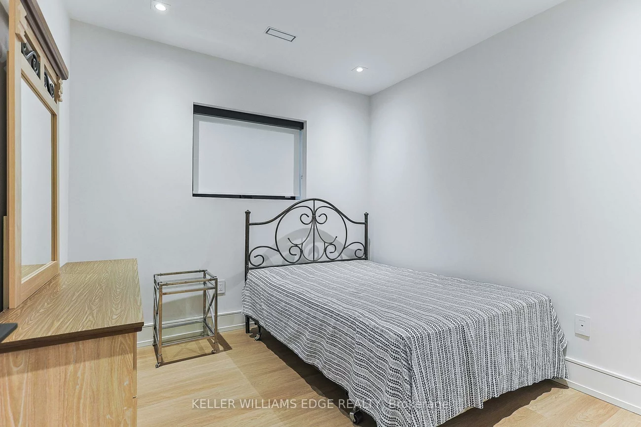 396, Salisbury, 1020 - WO West, Oakville