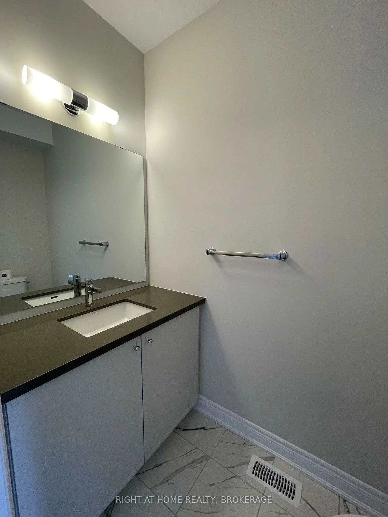 2184, Postmaster, 1019 - WM Westmount, Oakville