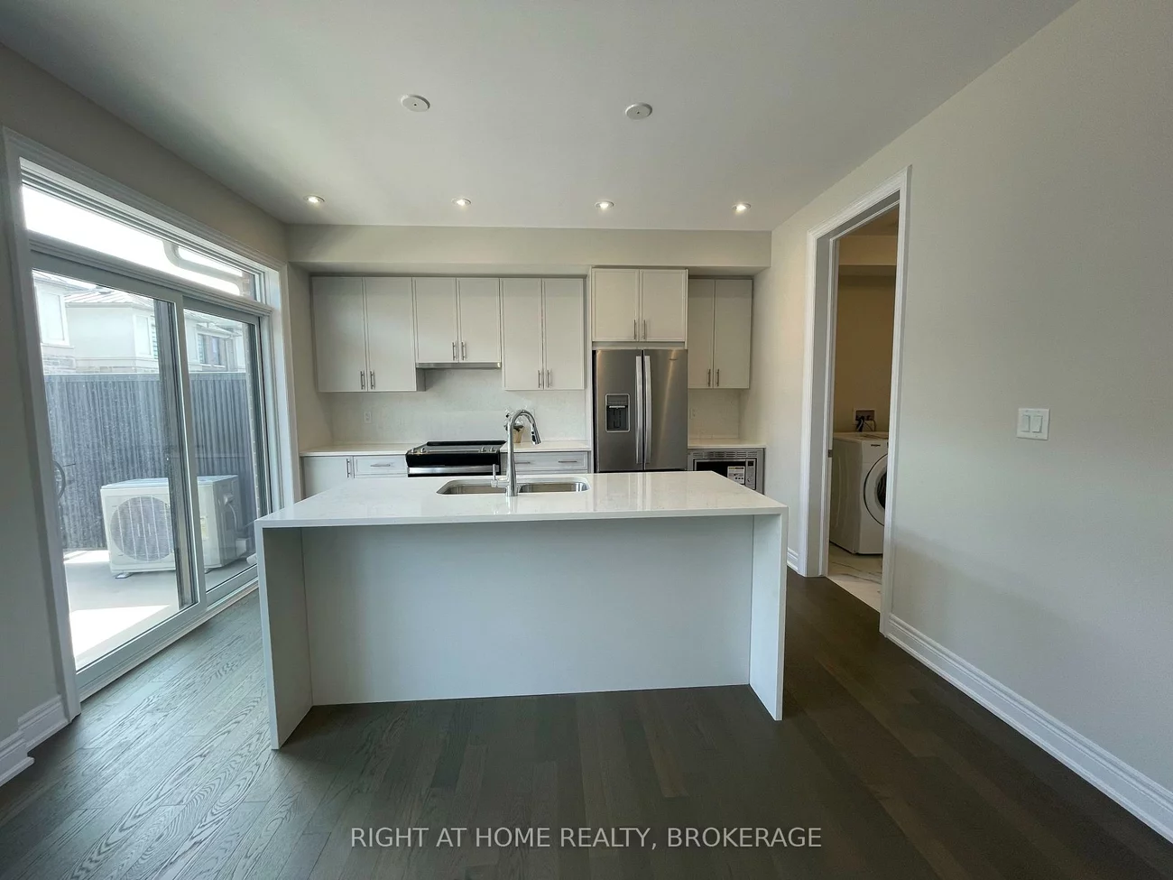 2184, Postmaster, 1019 - WM Westmount, Oakville