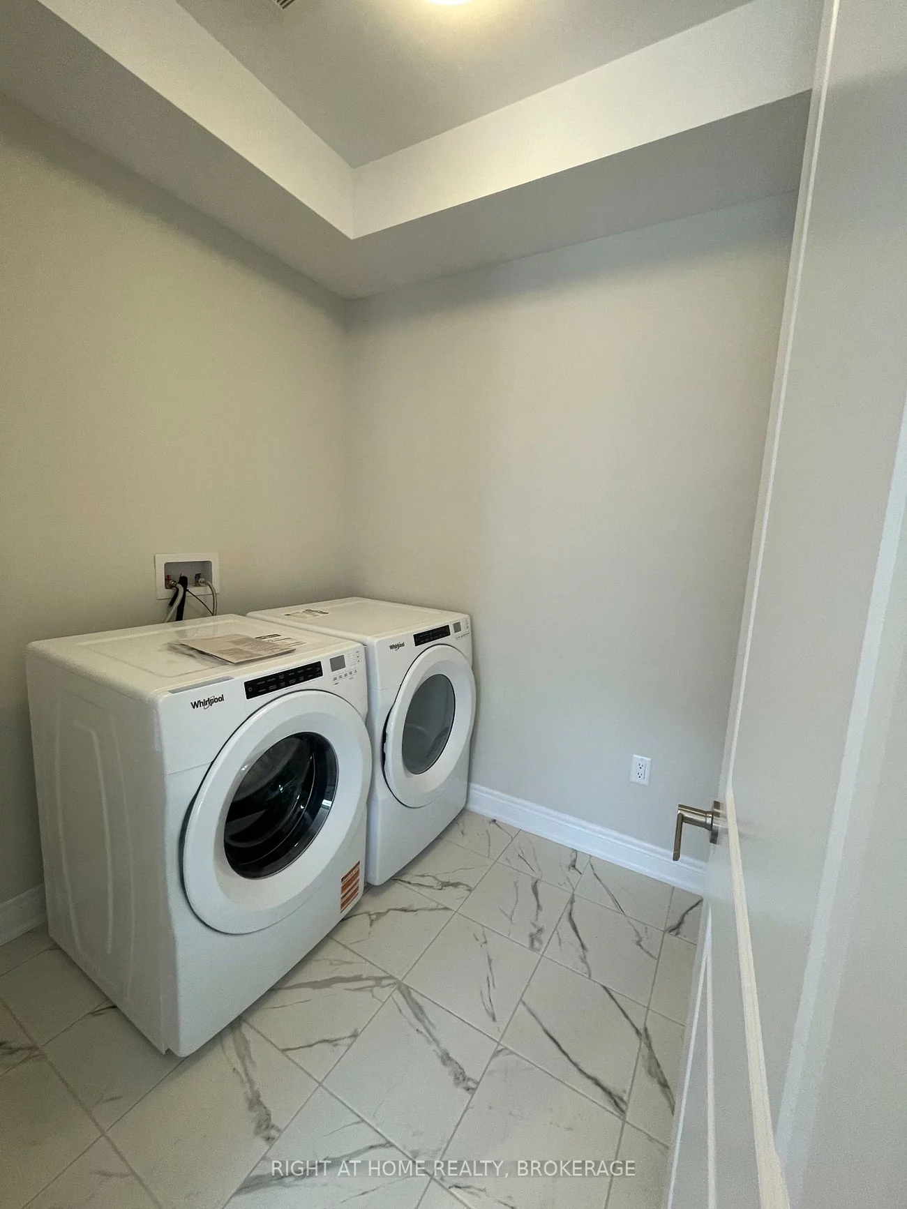 2184, Postmaster, 1019 - WM Westmount, Oakville