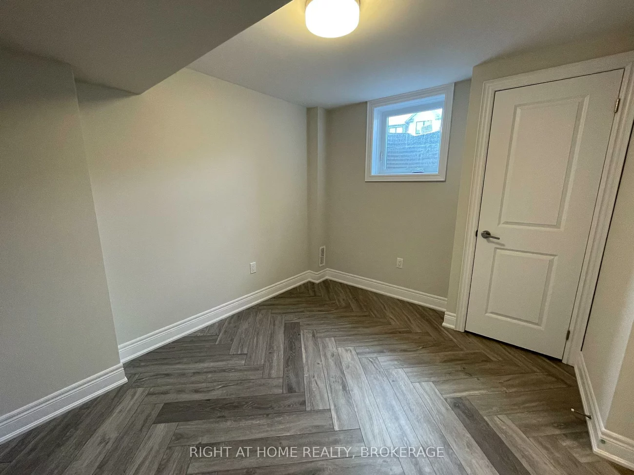 2184, Postmaster, 1019 - WM Westmount, Oakville