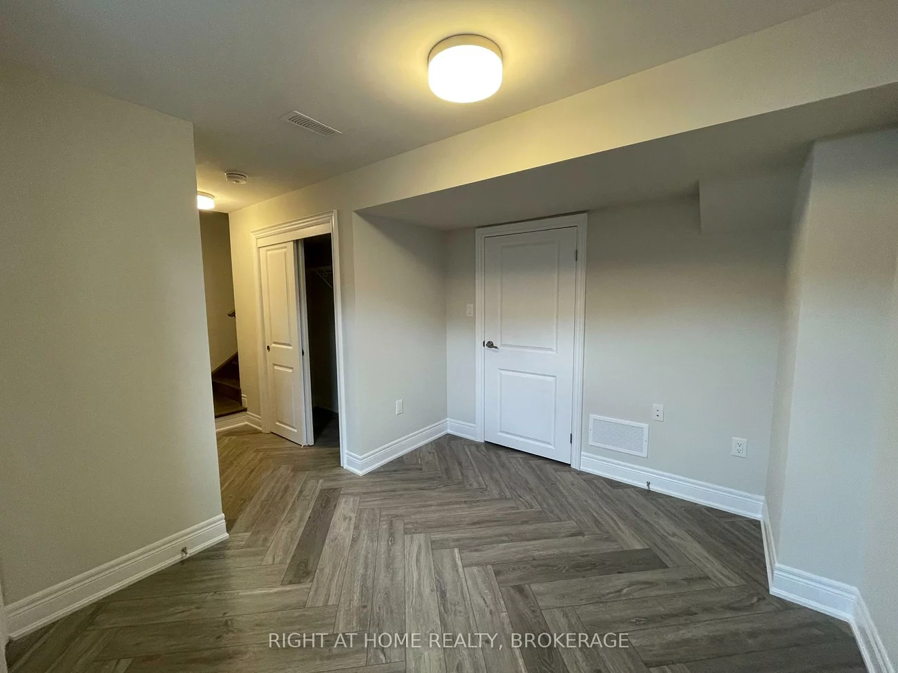 2184, Postmaster, 1019 - WM Westmount, Oakville