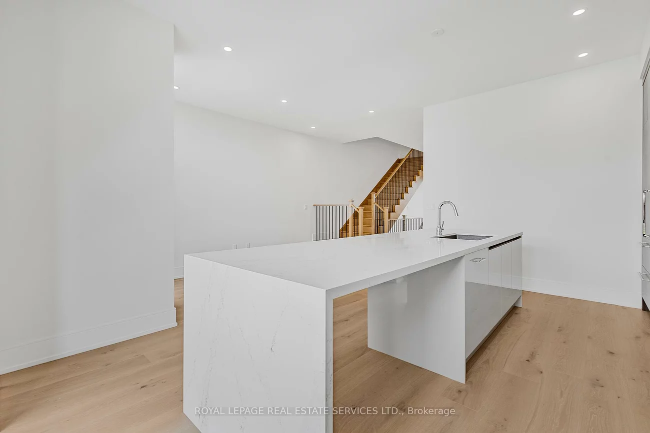 2272, Sovereign, 1001 - BR Bronte, Oakville