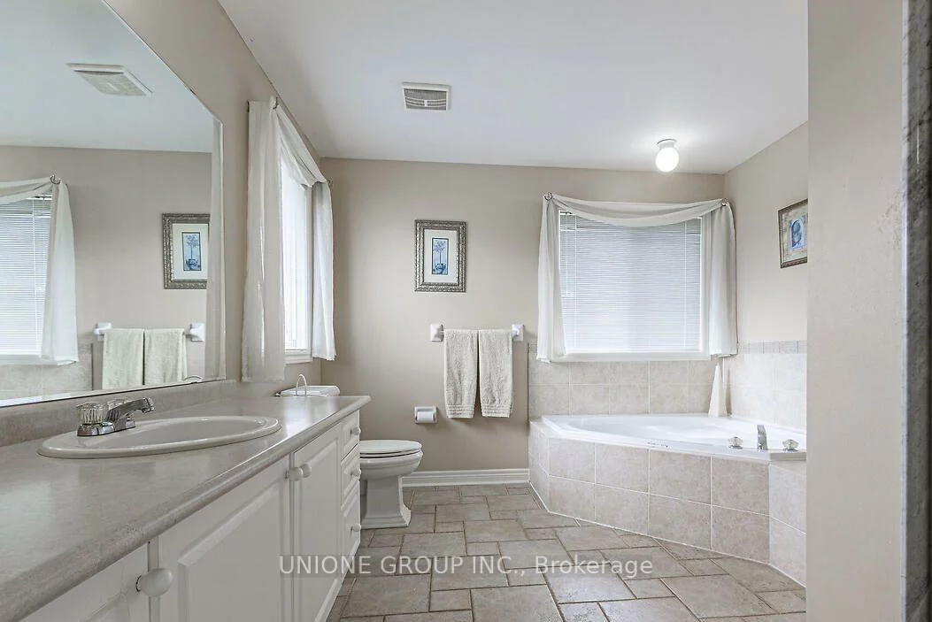 1376, Kingsgrove, 1022 - WT West Oak Trails, Oakville