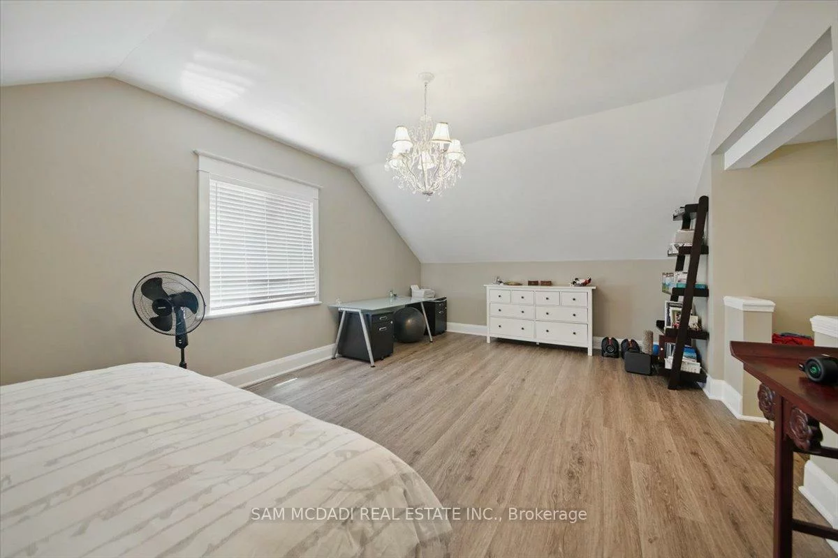 81, Chisholm, 1002 - CO Central, Oakville